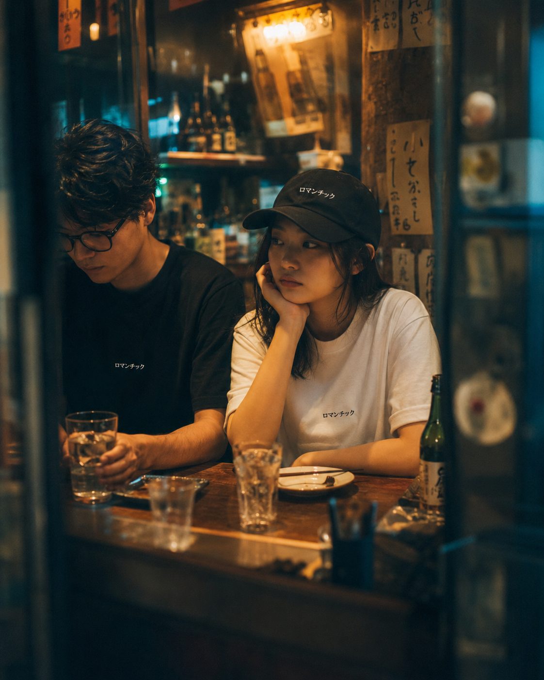 夜の店内でロマンチックの服を着て過ごす二人